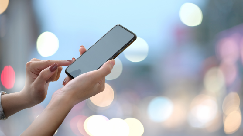 スマホを触っている