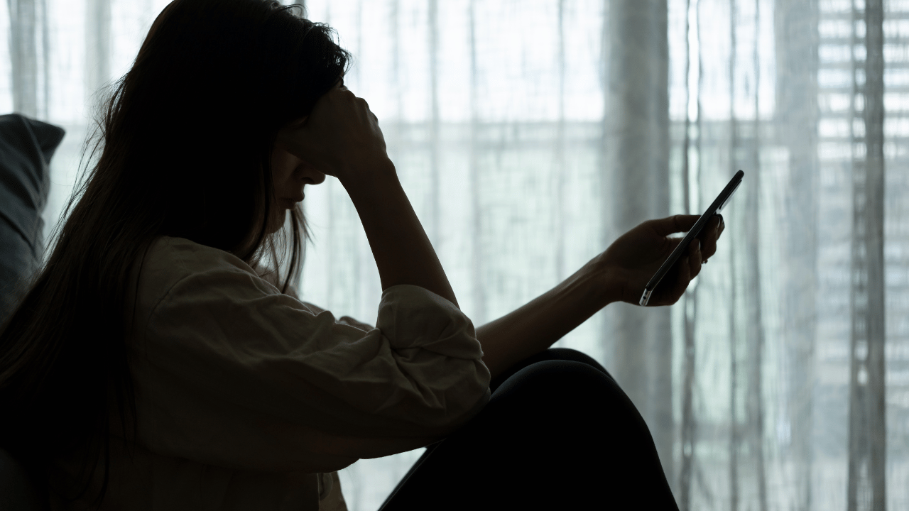 座って落ち込んでる女性