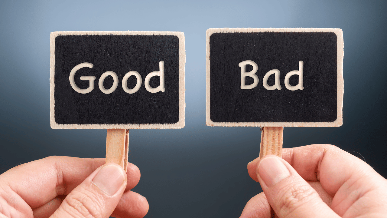goodとbadの文字が書かれた木札