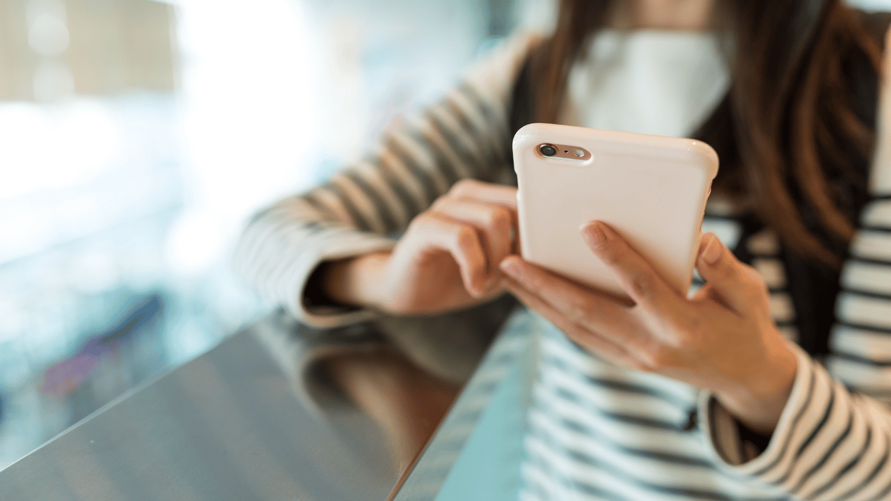 スマホを操作してる女性