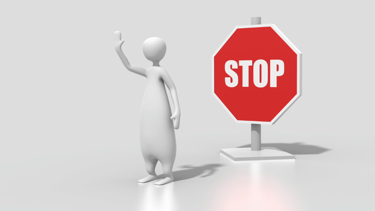 stopの標識と人形