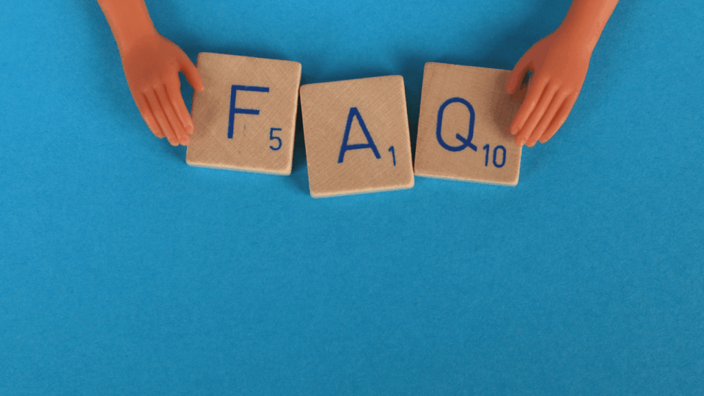 faqsと書かれた木のブロックを持ってる人