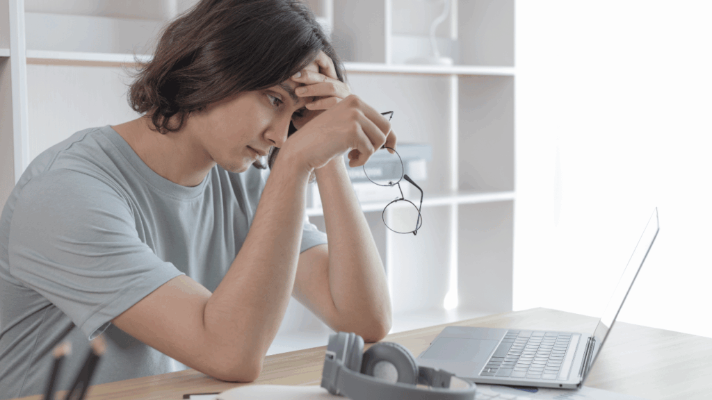 pcの前で落ち込んでる男性