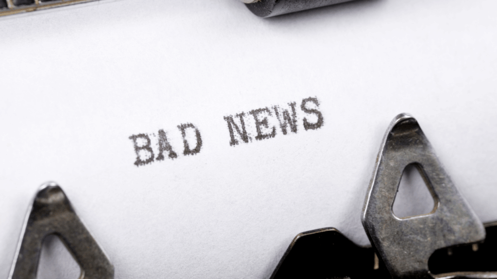 bad newsと書かれた紙
