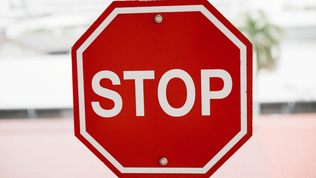 stopと書かれた標識