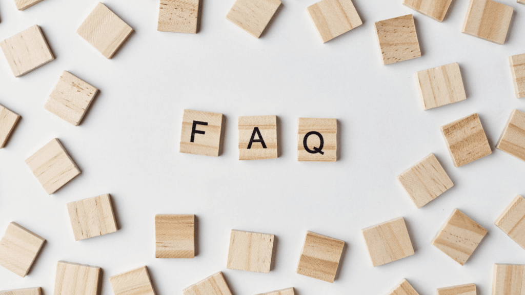 faqsと書かれた木のブロック