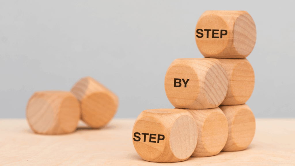 stepと書かれた木のブロック