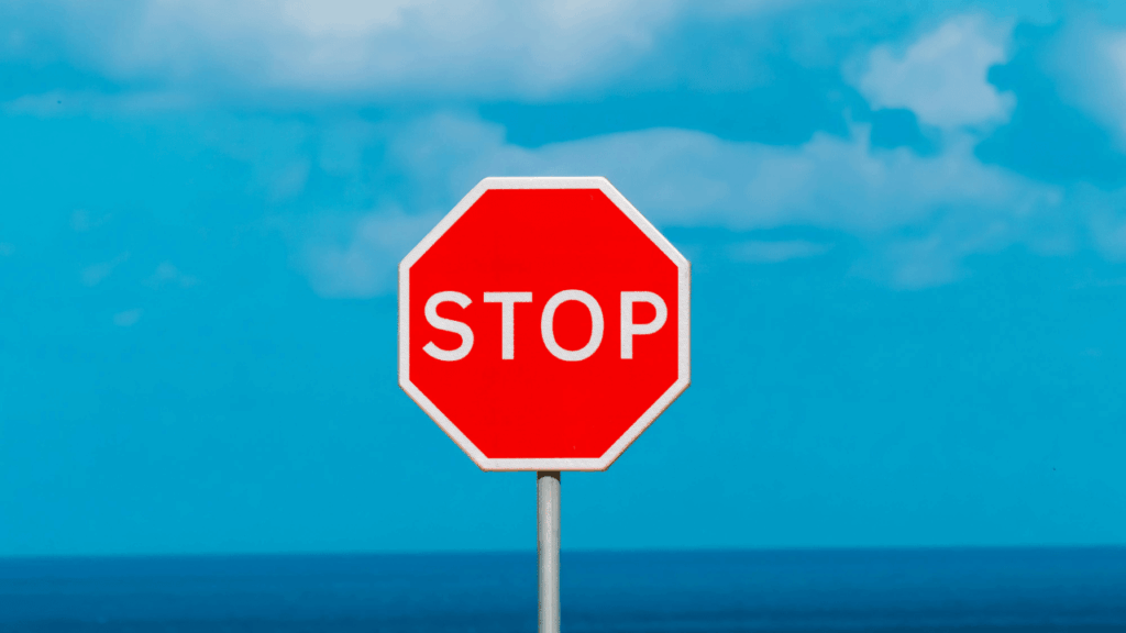 stopと書かれた標識