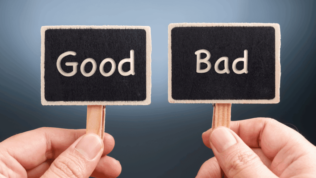 goodとbadの文字が書かれた木札